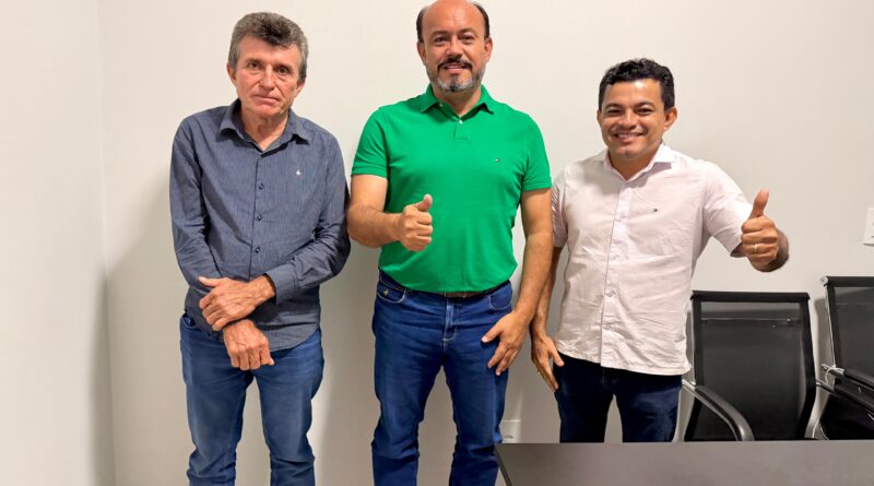 Sandoval recebe apoio dos vereadores Genaro Barros e Danillo Carreiro com base em entregas em Chapada de Areia