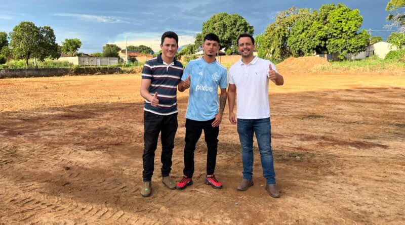 Vereador Júnio de Cesário (PSDB) e o vereador Heitor Andrade (PP), em parceria com a Prefeitura de Porto Nacional, iniciam limpeza da área de lazer do Setor São Francisco