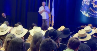 Liderança de destaque no agronegócio, Dari Fronza prestigia a tradicional “cerimônia do chapéu” da turma do primeiro período do curso de agronomia da faculdade Afya Campus Porto Nacional